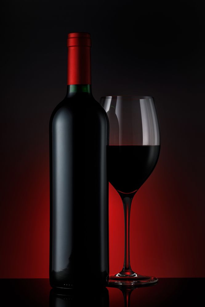 Бутылка с бокалом вина