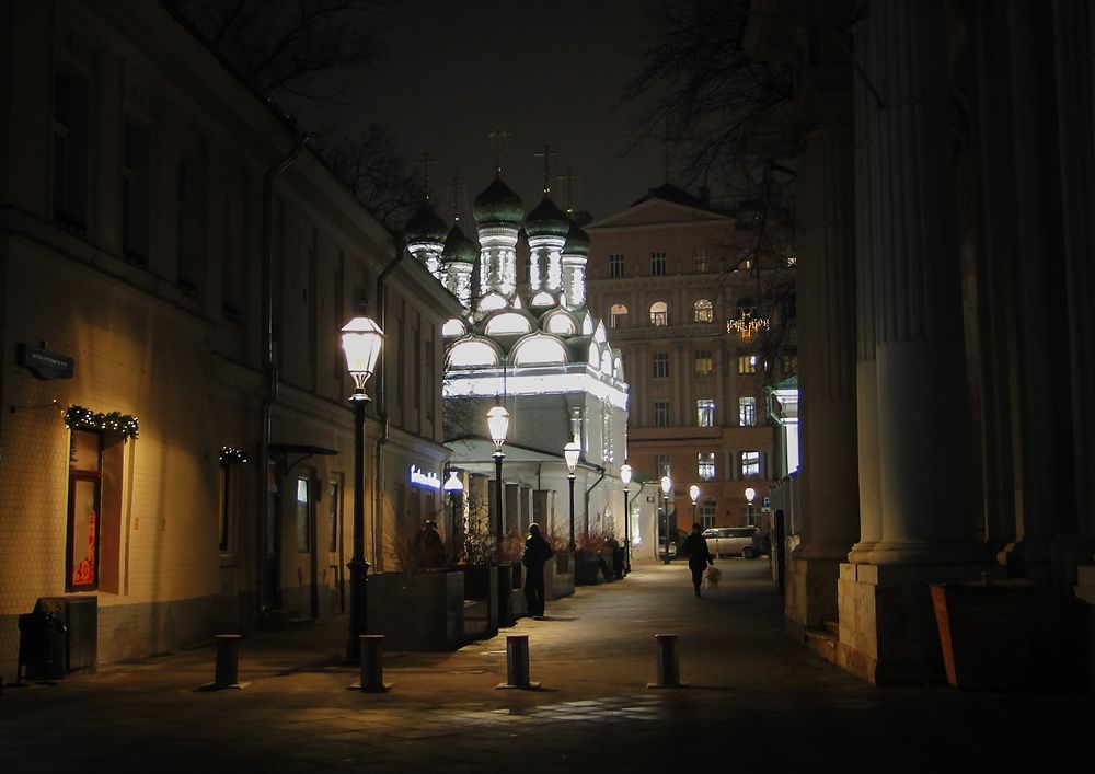 Москва. Вечер в Черниговском переулке