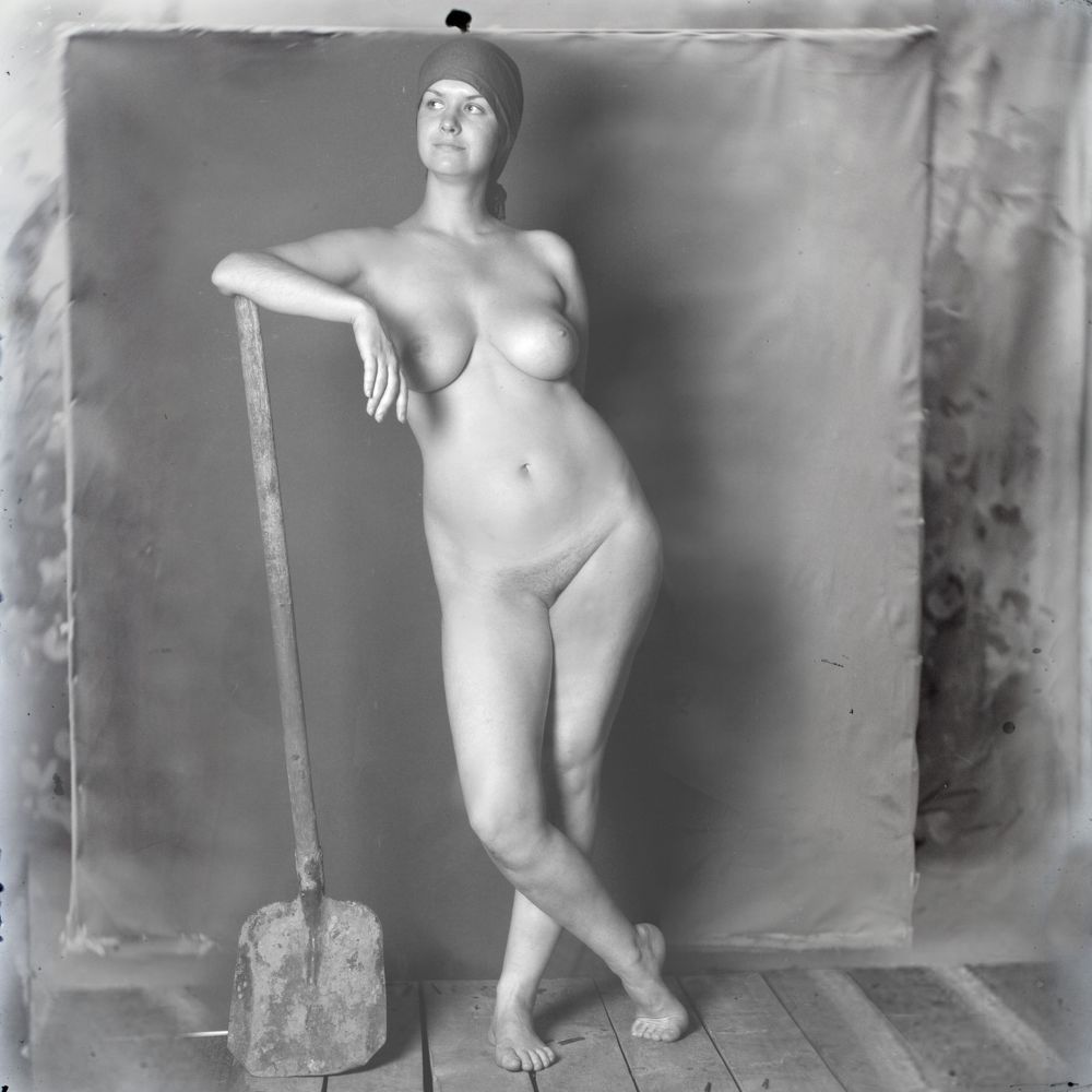 девушка с лопатой