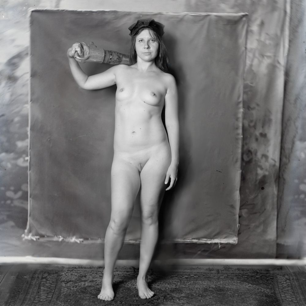 девушка с отбойным молотком