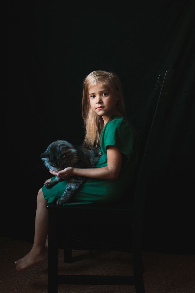 Девочка с котом