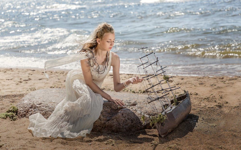 Она жила как-будто между строками..........