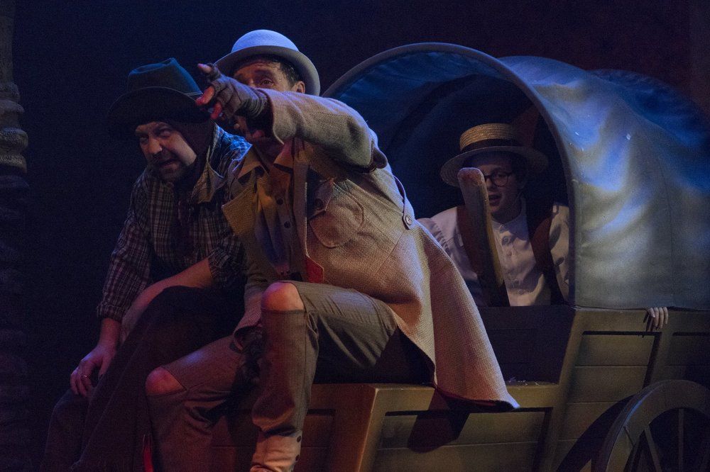 Скорее, туда, мы спасемся от этого мальчишки