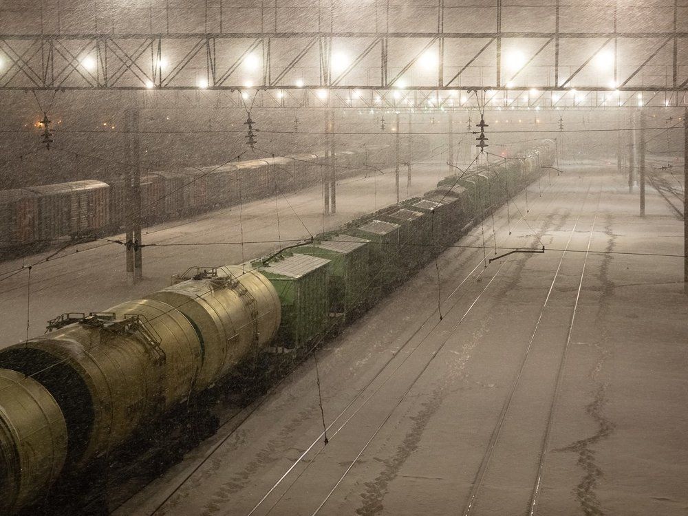 Состав на станции. Минуты абсолютной тишины...