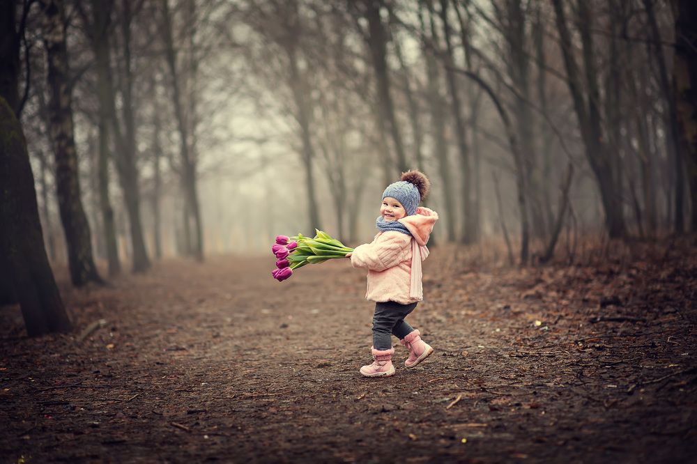 Девочка с тюльпанами