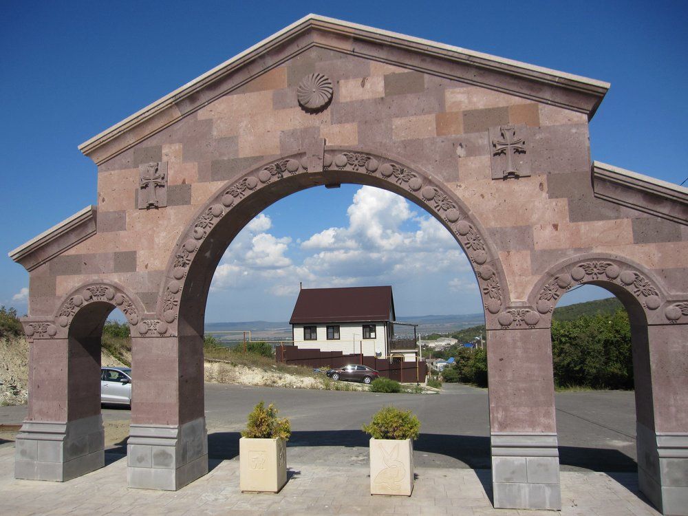 Вид на Гай-Кодзор со стороны армянской церкви (Краснодарский край)