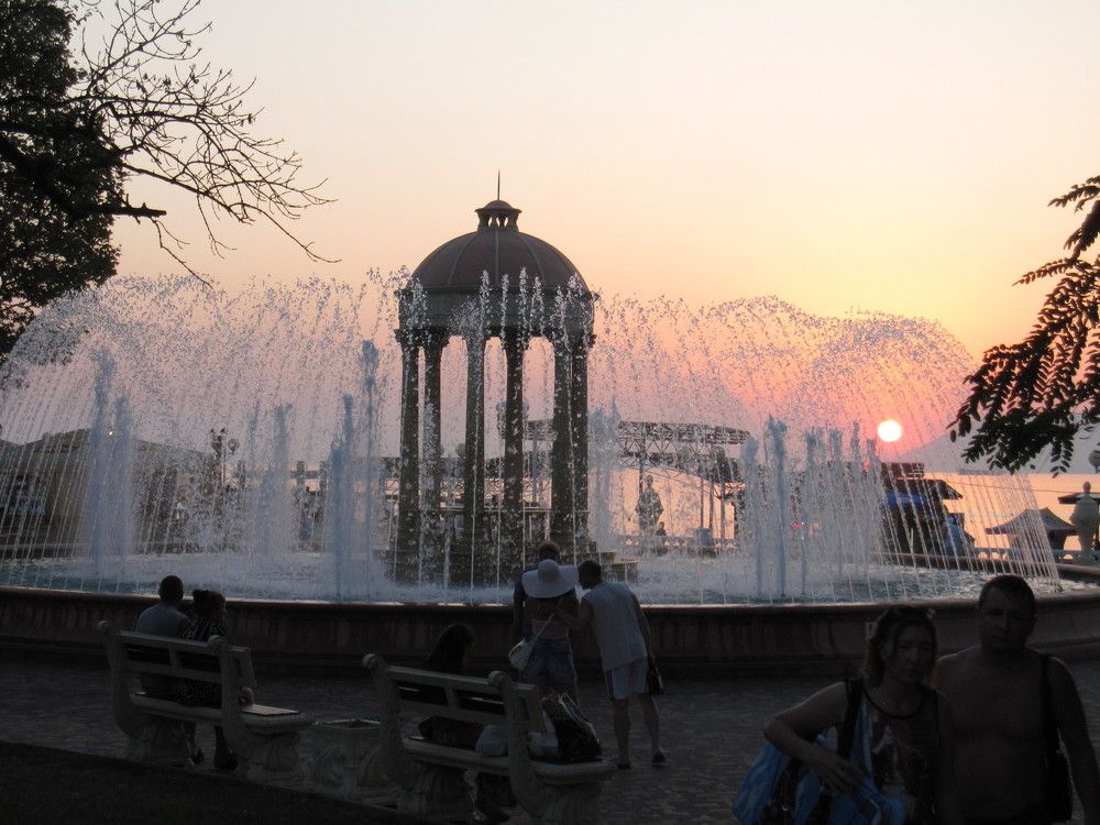 Вечер на набережной в п. Кабардинка