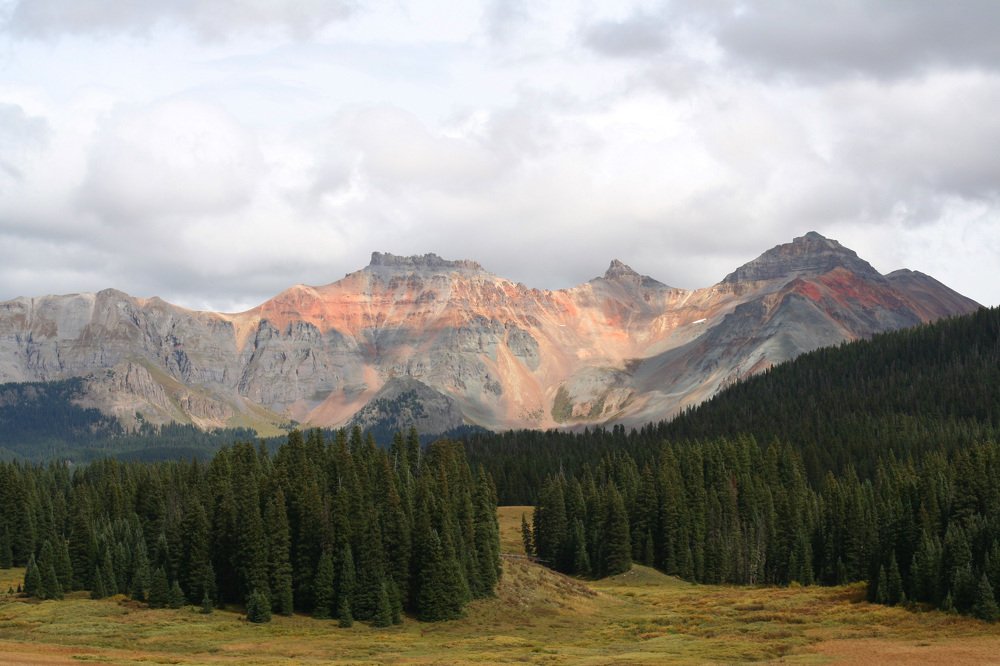 Вид на скалистые горы с высоты 3170 м. над уровнем моря. Штат Колорадо.