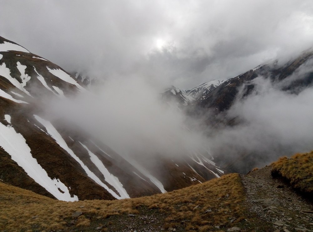Облака спускаются в долину