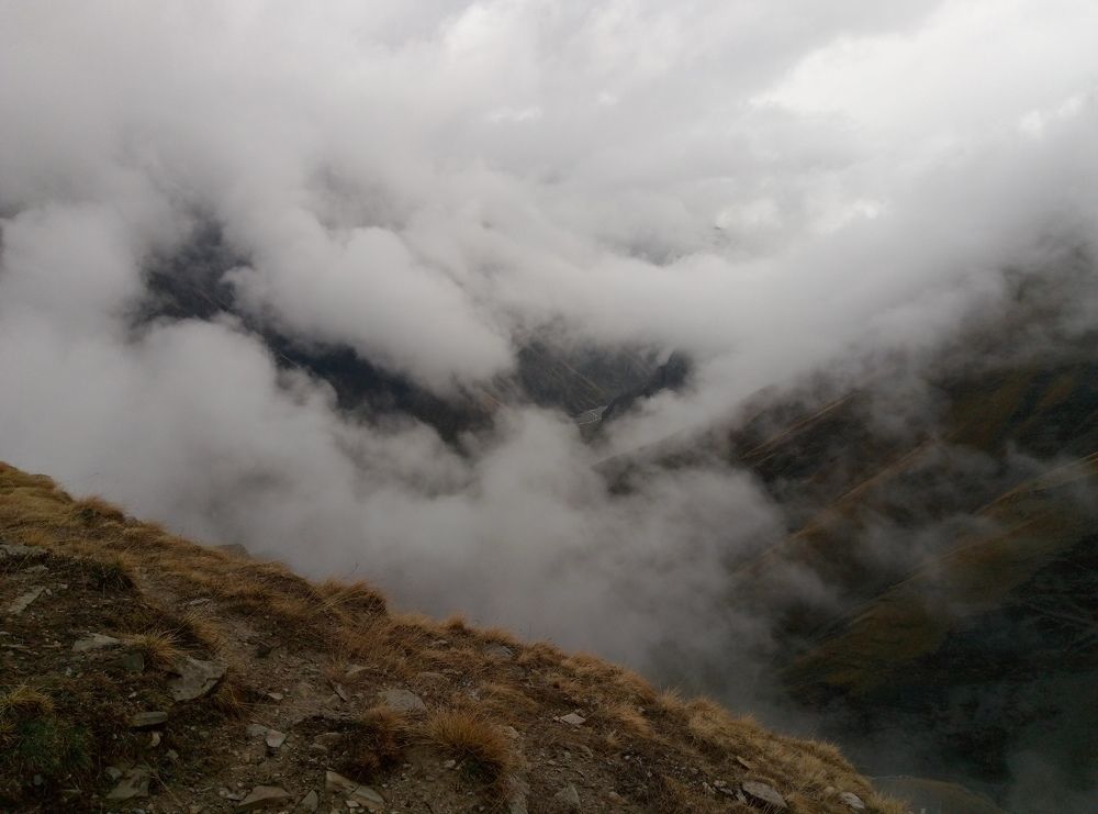 Облака спустились к перевалу