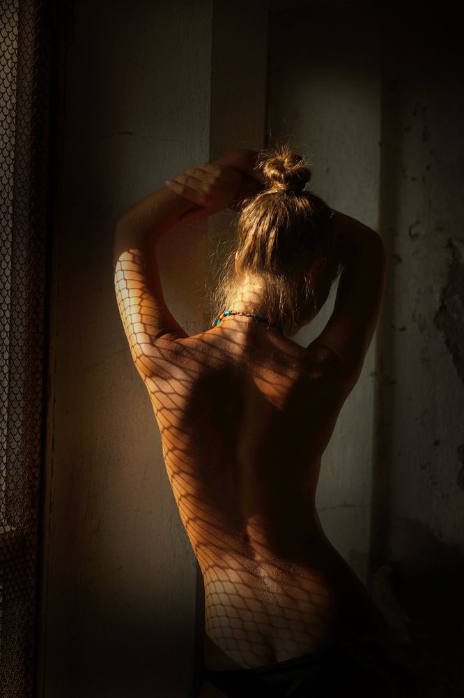 Условный портрет молодой девушки с тенями