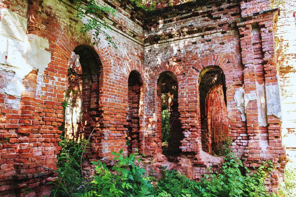 Руины древнего монастыря.