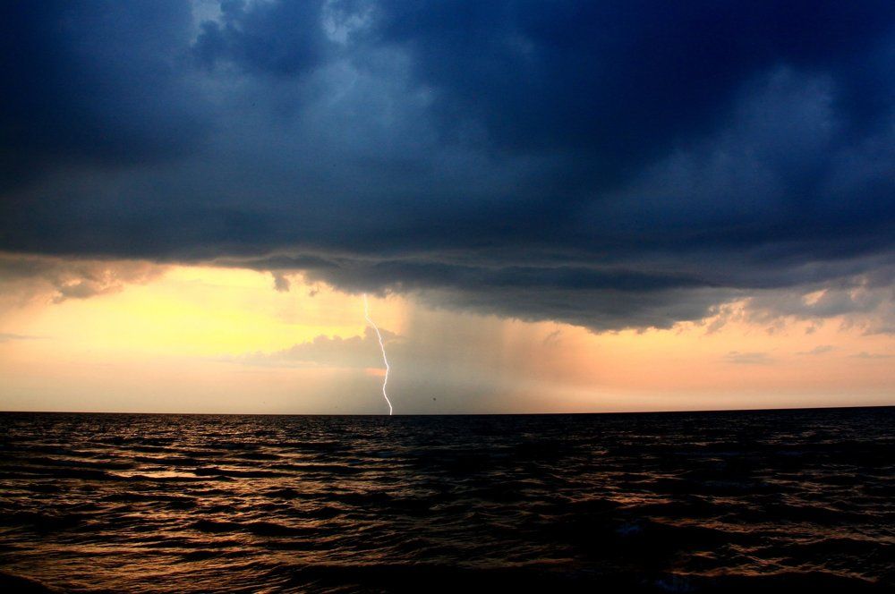 Молния над морем