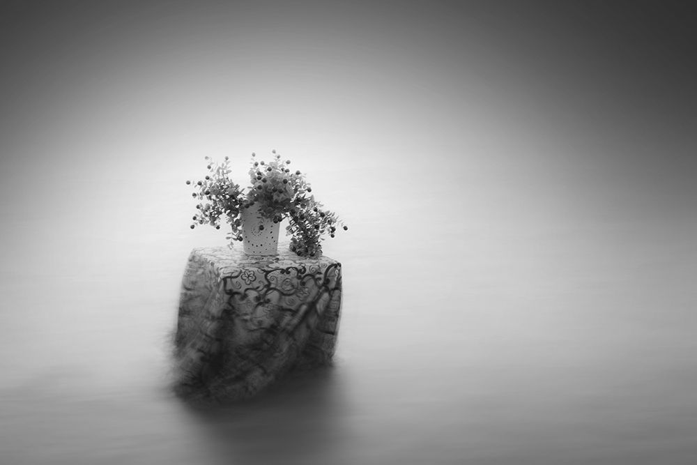 Dance of Tablecloth in The Wind And The Sea