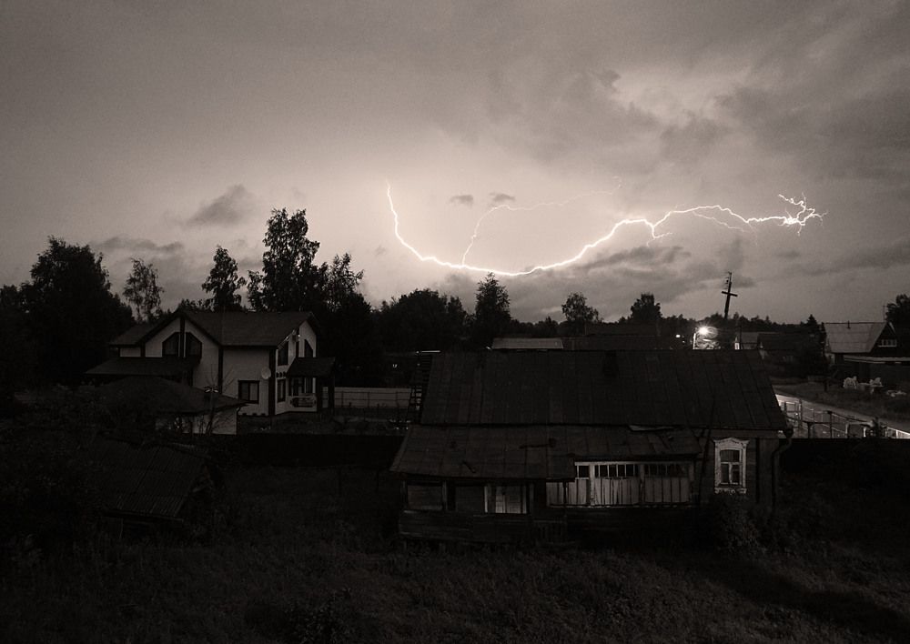 Пролетая над спящей деревней