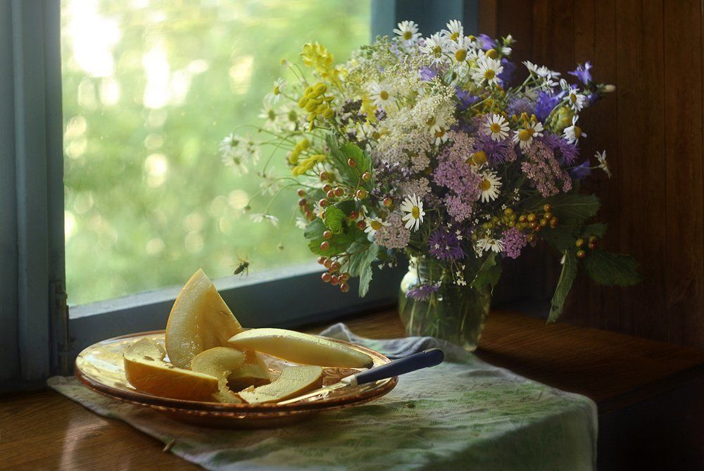 Натюрморт с дыней и полевыми цветами