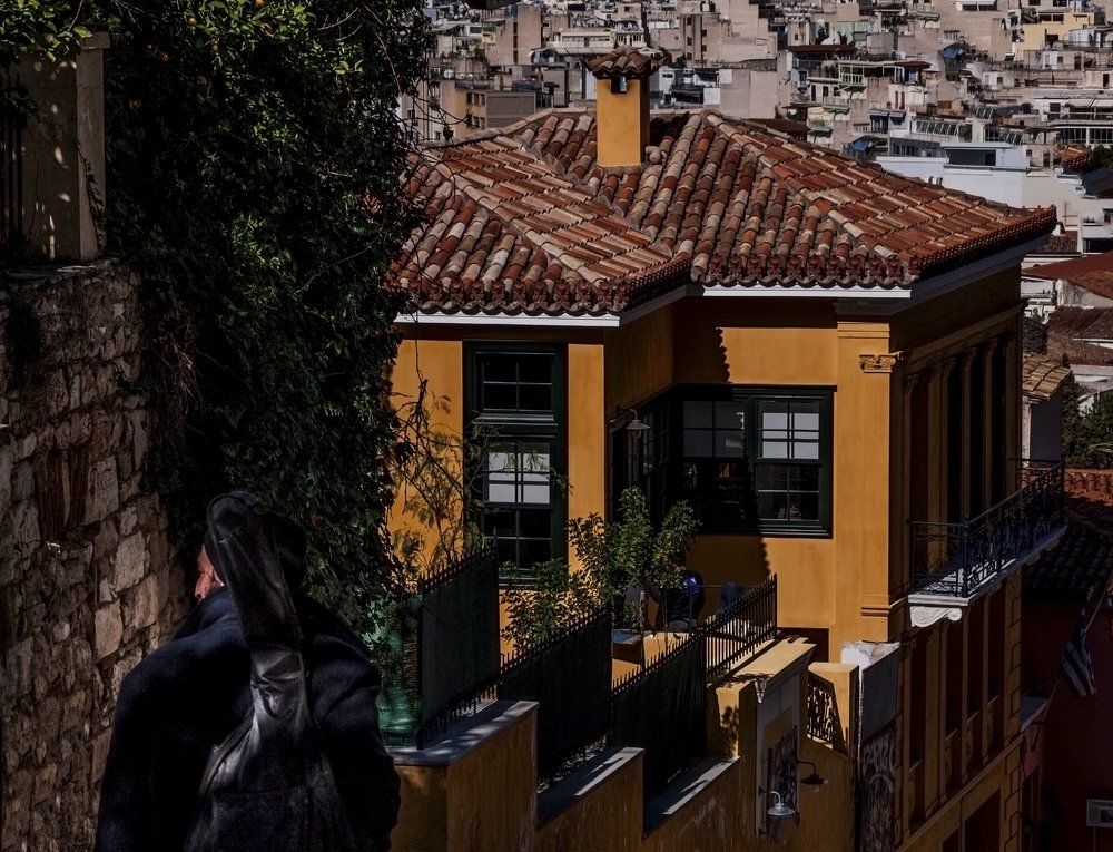 На спуске в Старом городе Афин.