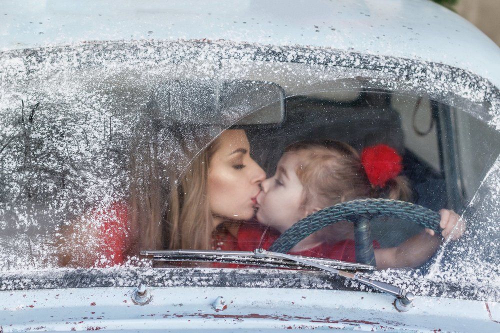 Дама в красном за рулем