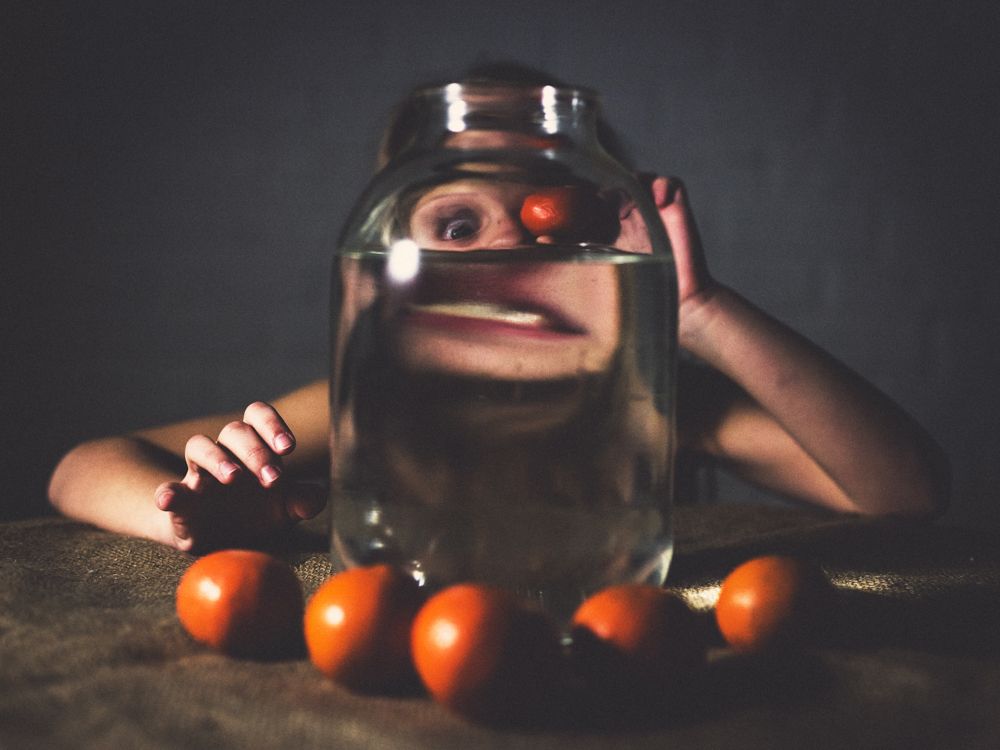 на столе стоит банка