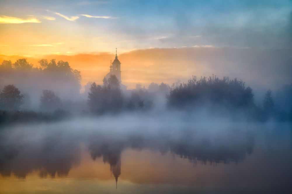 Алый мрак в небесной черни...©