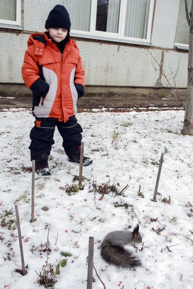 Пошли ко мне в гости. Бабушка чаем с медом угостит