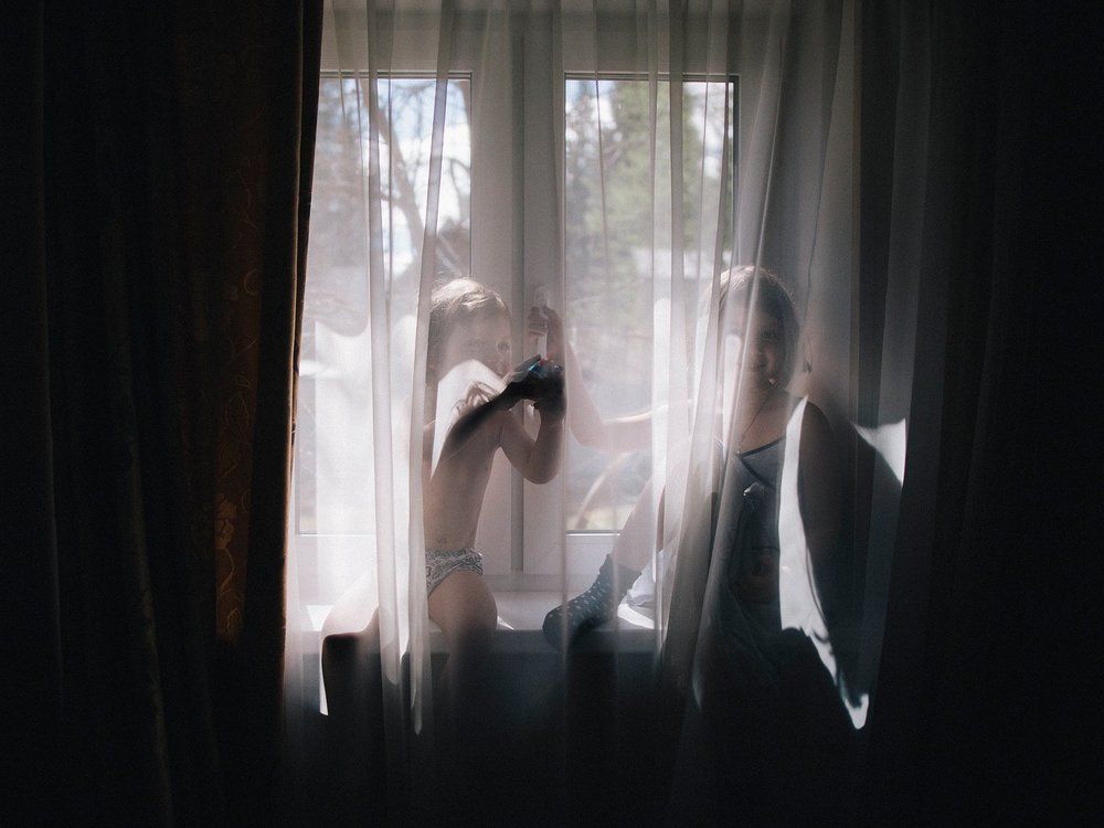 Дети на окне