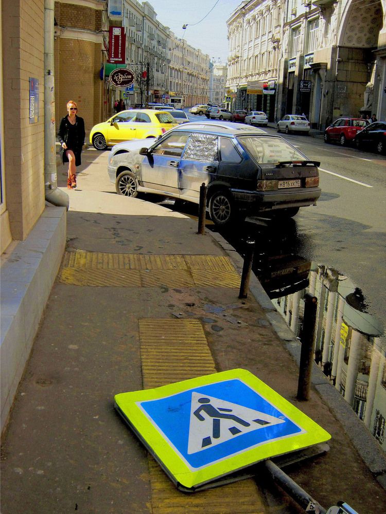 Девушка панк в жёлтом