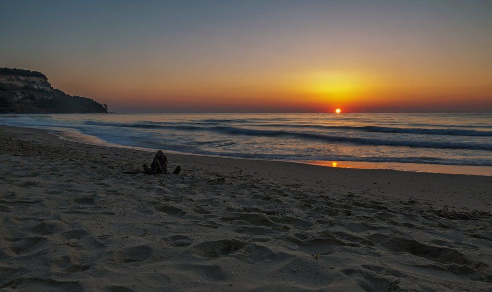 When the sun kisses the horizon