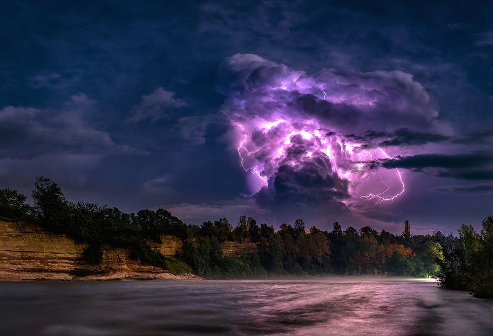 Облако, генерирующее молнии.