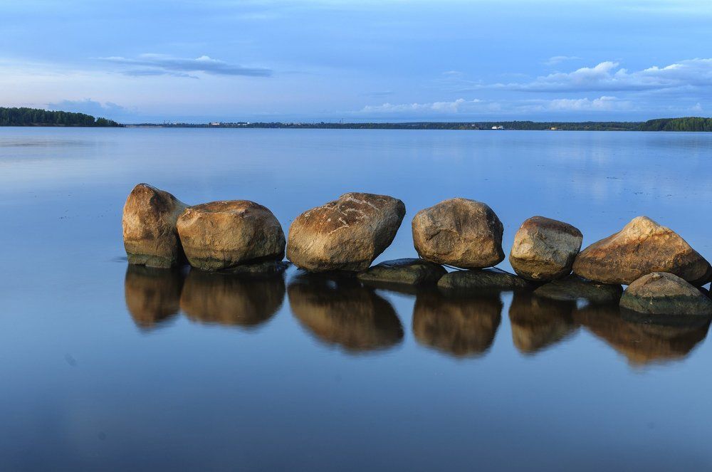 На голубом стекле