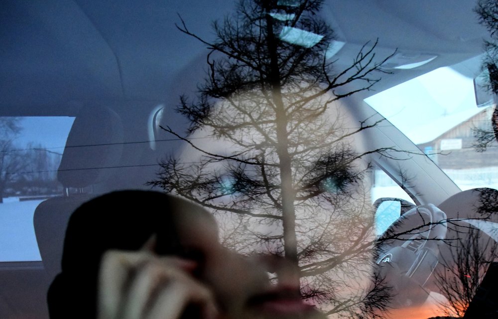 Девушка, автомобиль, телефон, зима, закат....