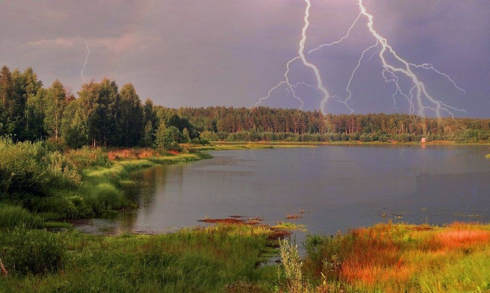 Летняя гроза над озером