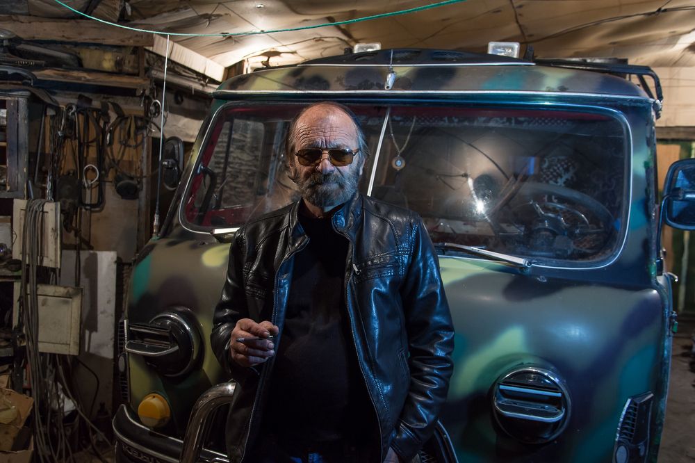 Портрет на фоне "буханки"