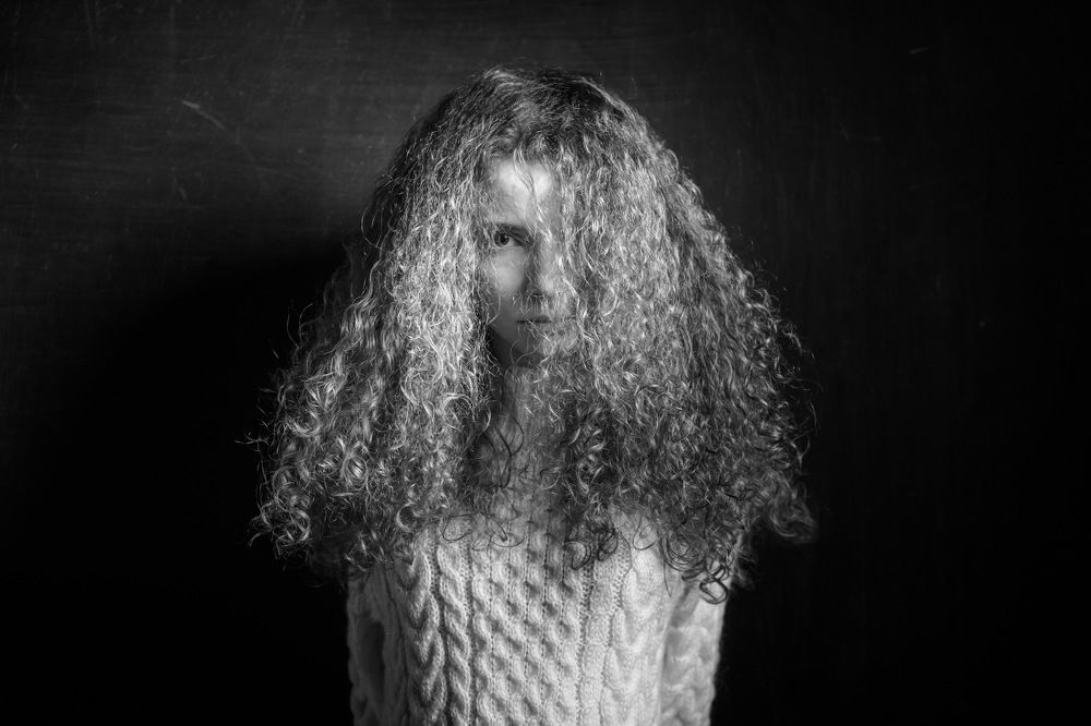 Девушка с кудрявыми волосами.