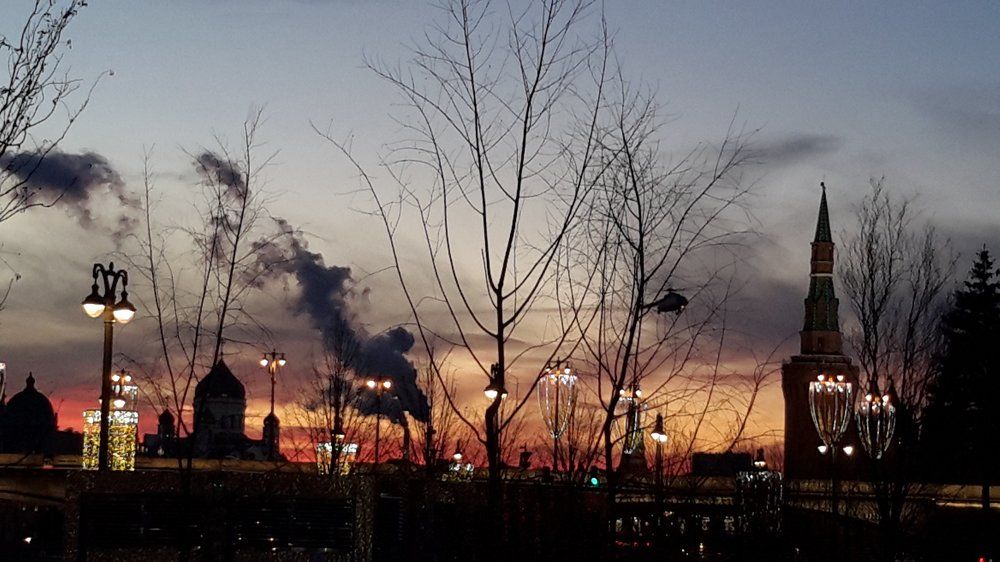 Вид каменного моста вечером