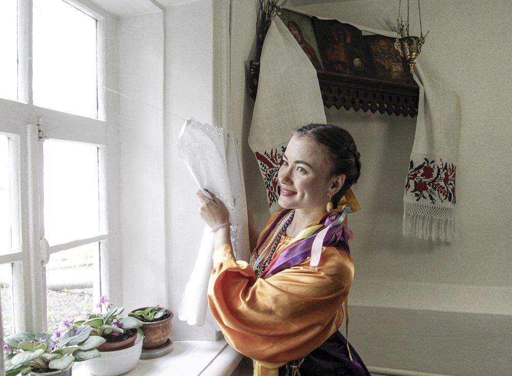 В горнице моей светло..