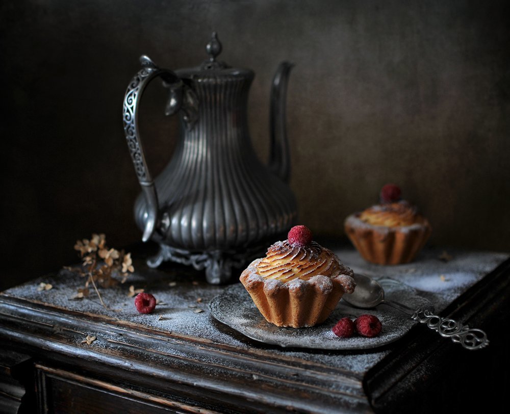 С серебряным кофейником.