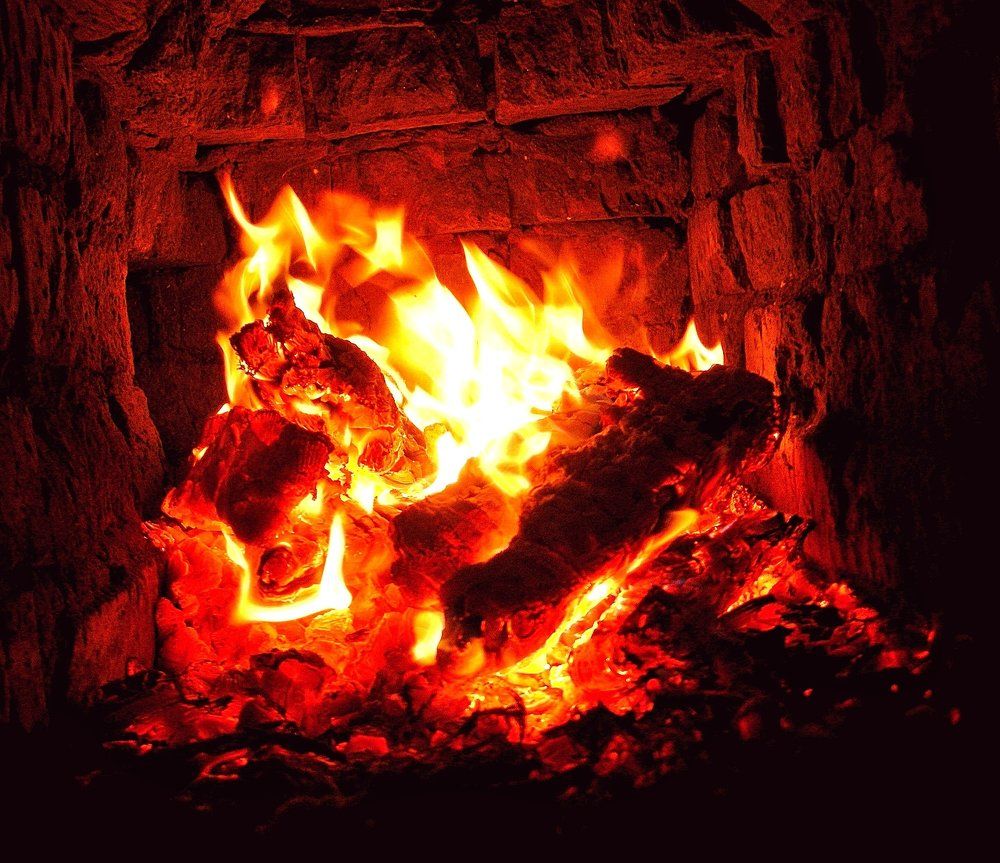 Бьется в тесной печурке огонь ...