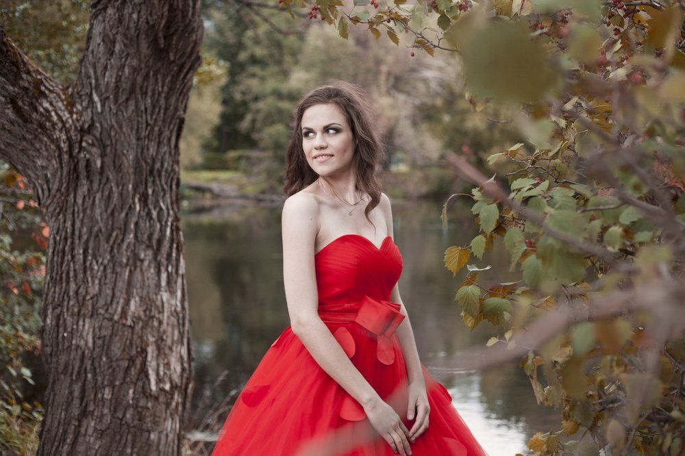 Девушка в красном