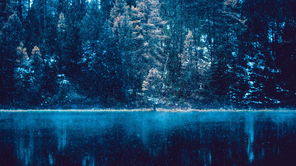 Первый снег на горном озере