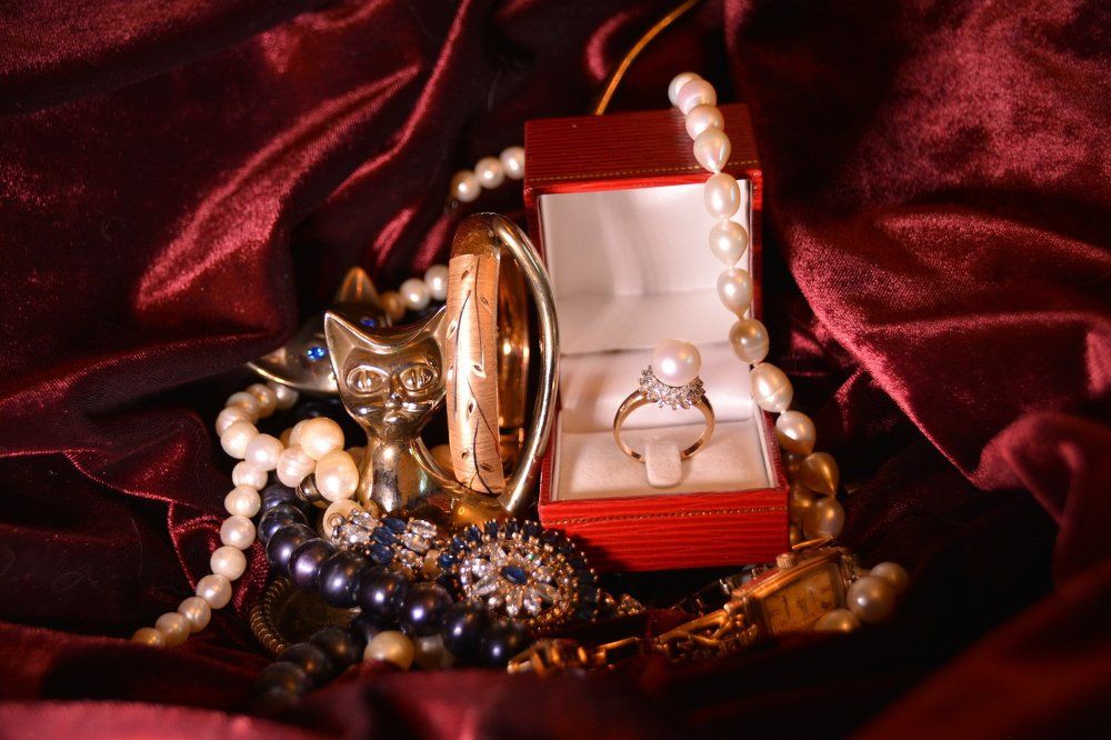 Кольцо с жемчугом на красном фоне.