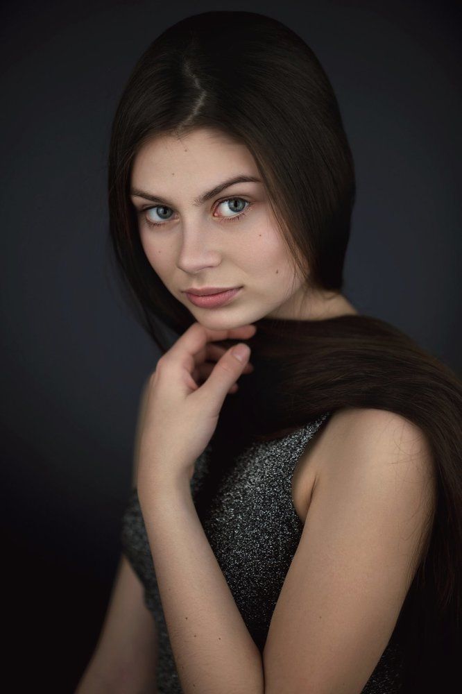 Девушка с длинными волосами