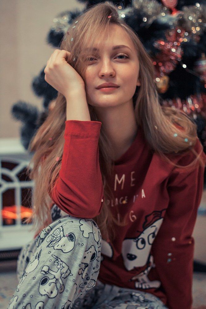 Девушка у ёлки