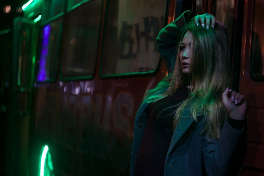 Девушка у бара