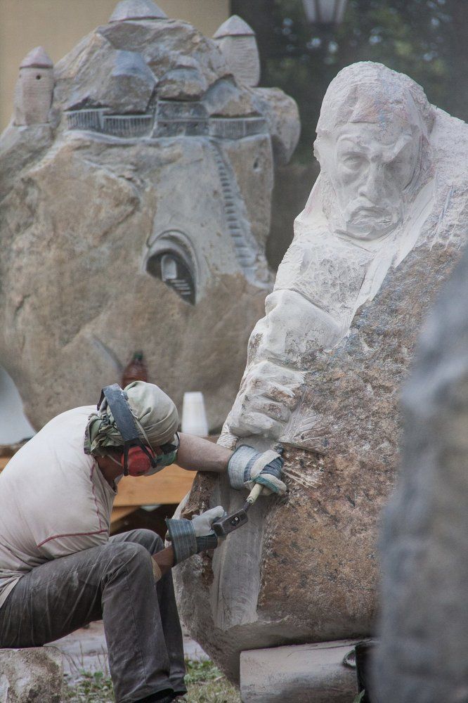 скульптор за работой