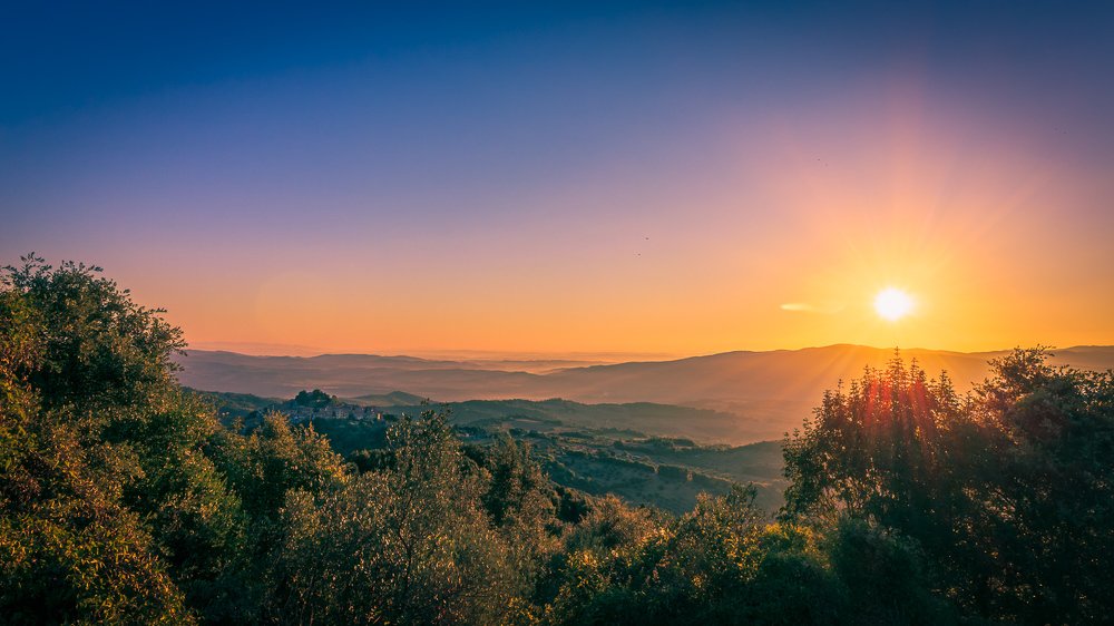 Early sunrise in Tuscany