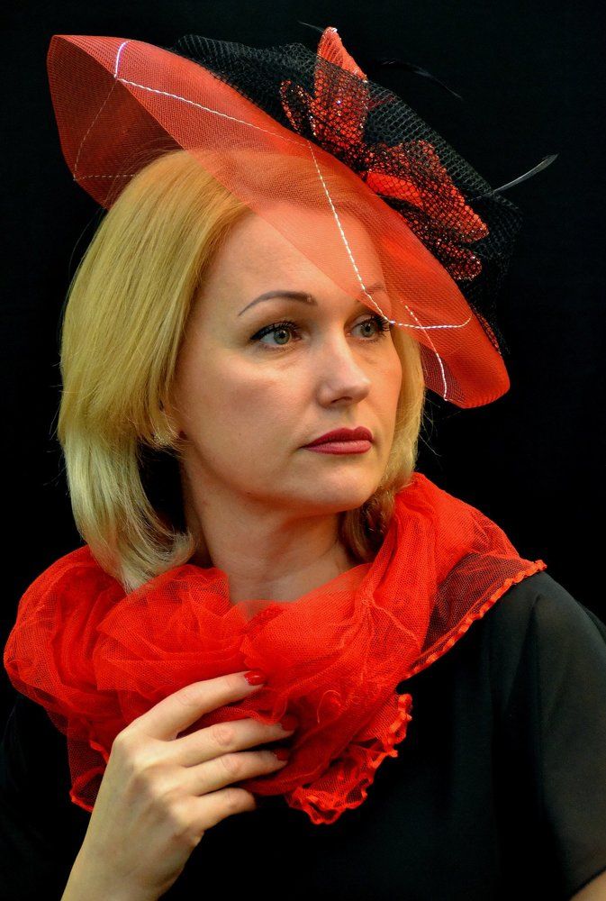 Портрет в темно-красной тональности