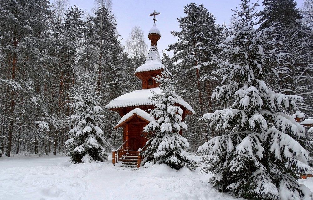 Часовня в зимнем лесу