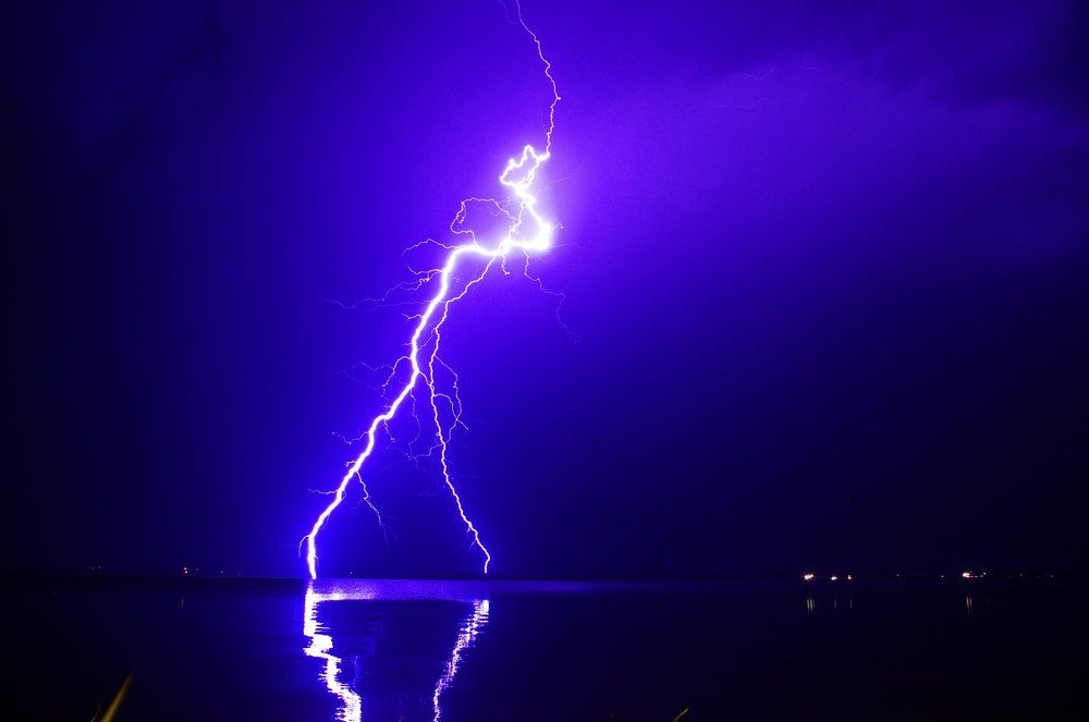 Молния над водой