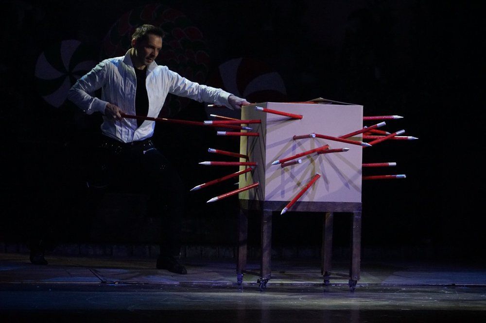 Иллюзия с протыканием коробки